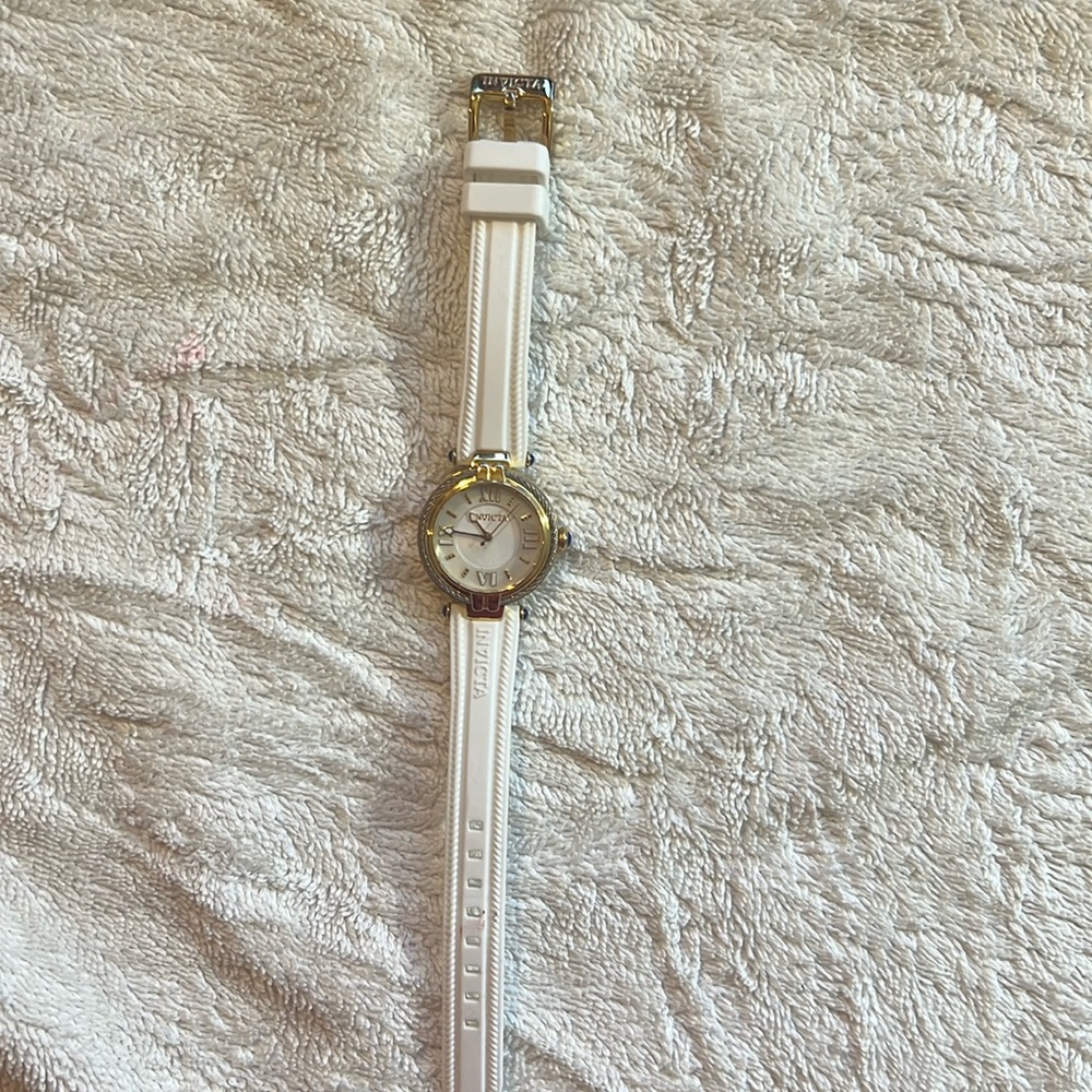 In it a Woman’s Watch Quartz Bolt Model 29125